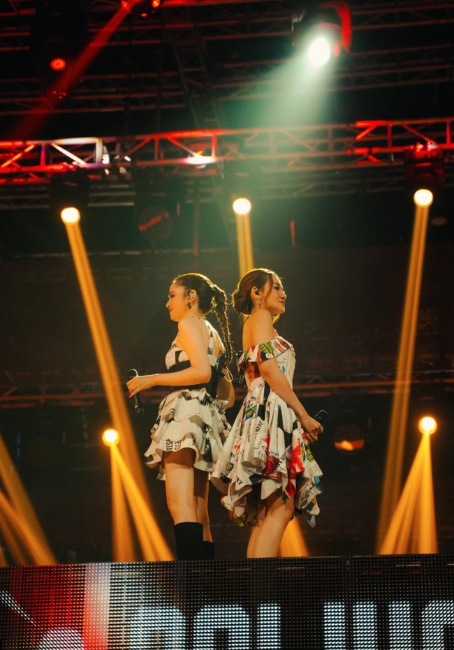 Tak sendirian, Aaliyah tampil berduet dengan Syifa Hadju. Dalam keterangan unggahannya Aaliyah menyebut jika itu adalah momen perdana dirinya berduet dengan Syifa. Foto: Instagram/@aaliyah.massaid