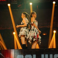 Tak sendirian, Aaliyah tampil berduet dengan Syifa Hadju. Dalam keterangan unggahannya Aaliyah menyebut jika itu adalah momen perdana dirinya berduet dengan Syifa. Foto: Instagram/@aaliyah.massaid