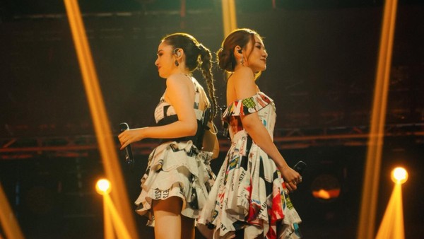 Gaya Kembar Aaliyah Massaid Duet Bareng Syifa Hadju, Pakai Gaun Koran Vintage