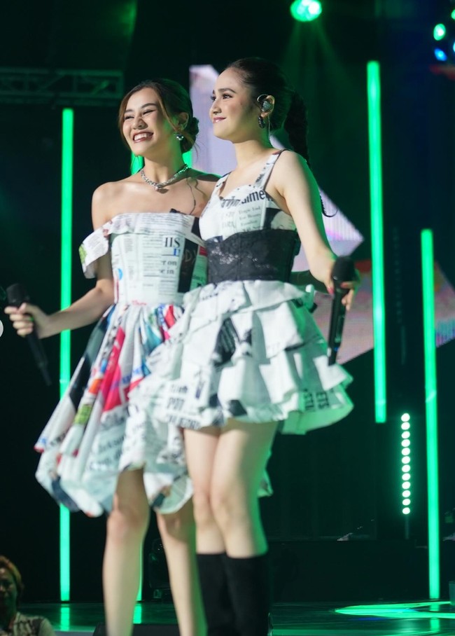 Tampil kompak, Syifa juga terlihat tampil mengenakan gaun motif koran vintage. Aaliyah memilih model sabrina dengan panjang selutut. Sementara Syifa memilih model mini dress tanpa lengan dengan bagian bawah ruffle. Syifa kemudian melengkapi penampilannya dengan obi lace hitam. Foto: Instagram/@aaliyah.massaid