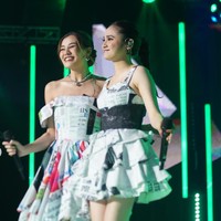 Tampil kompak, Syifa juga terlihat tampil mengenakan gaun motif koran vintage. Aaliyah memilih model sabrina dengan panjang selutut. Sementara Syifa memilih model mini dress tanpa lengan dengan bagian bawah ruffle. Syifa kemudian melengkapi penampilannya dengan obi lace hitam. Foto: Instagram/@aaliyah.massaid