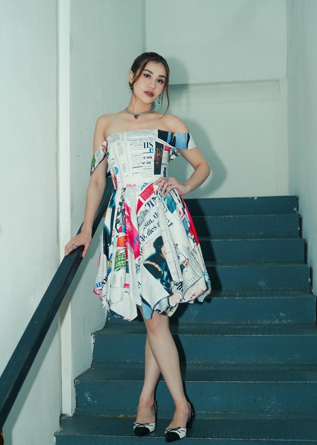 Dengan rambut yang dicepol ke belakang dan tambahan beberapa aksesori seperti kalung dan sepasang anting yang menjuntai di telinganya memang membuat penampilan Aaliyah terlihat semakin memukau dan elegan. Foto: Instagram/@aaliyah.massaid