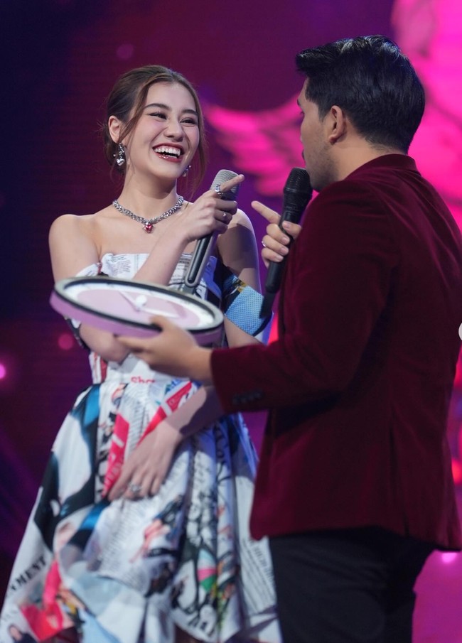 Aaliyah juga tampak ditemani oleh suaminya, Thariq Halilintar yang turut hadir. Terlihat Thariq mengenakan jas berwarna merah marun. Foto: Instagram/@aaliyah.massaid