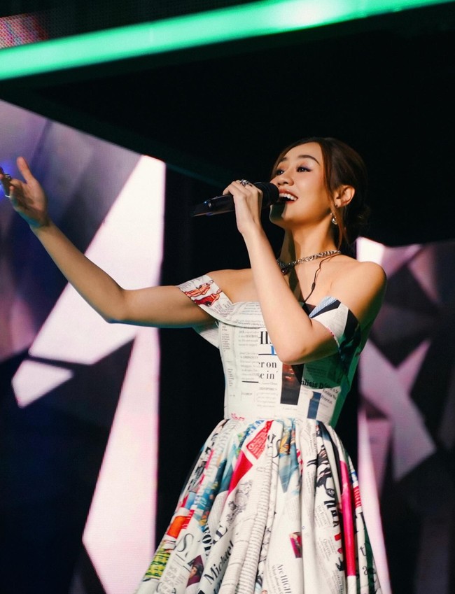 Melalui akun Instagram pribadi Aaliyah membagikan momen saat dirinya tampil mengisi acara di Infotainment Awards 2024. Menawan, wanita 22 tahun itu terlihat tampil mengenakan gaun bermotif koran. Foto: Instagram/@aaliyah.massaid