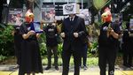 Aksi Teatrikal Desak Restoran Terapkan Kebijakan Bebas Sangkar