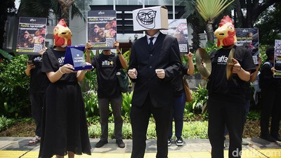 Aksi Teatrikal Desak Restoran Terapkan Kebijakan Bebas Sangkar