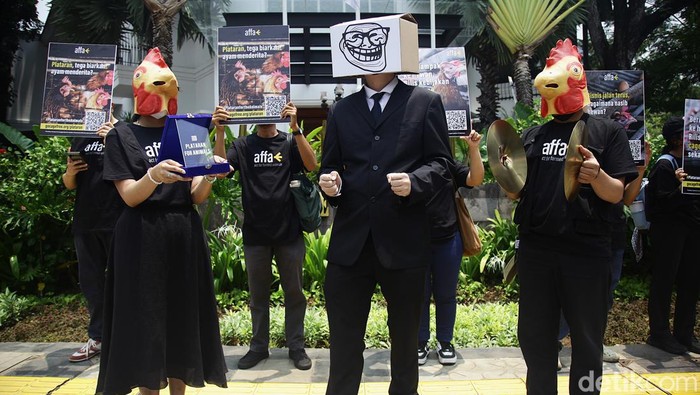 Animal Friends Jogja dan Sinergia Animal Indonesia melakukan aksi teatrikal di Jl Hos Cokroaminoto, Menteng, Jakarta. Aksi ini mendesak kepada perusahaan restoran mengadopsi kebijakan bebas sangkar.