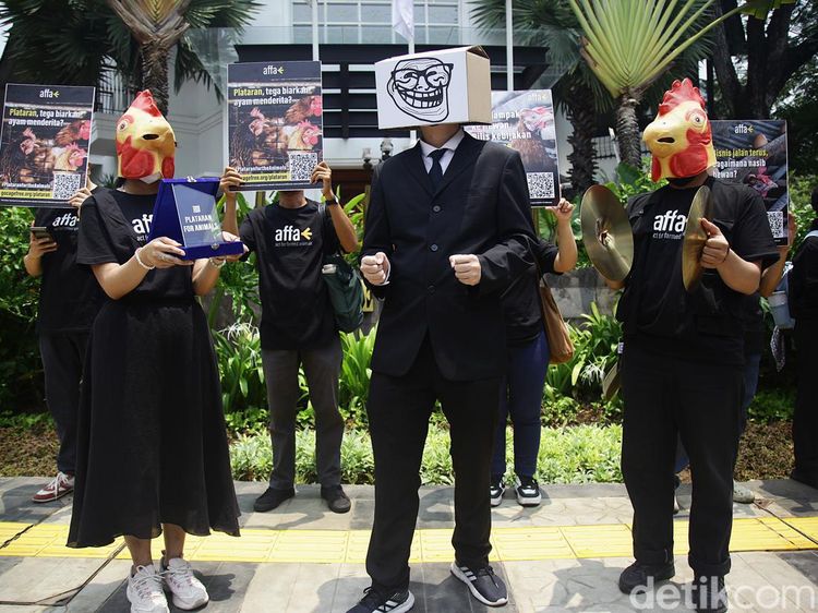 Aksi Teatrikal Desak Restoran Terapkan Kebijakan Bebas Sangkar