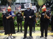 Aksi Teatrikal Desak Restoran Terapkan Kebijakan Bebas Sangkar