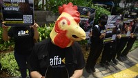 Aktivis menilai hewan ternak yang dipelihara di sangkar sempit sebagai tindakan tidak etis dan tak bermoral.