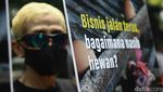 Aksi Teatrikal Desak Restoran Terapkan Kebijakan Bebas Sangkar