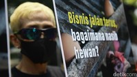 Aksi simpatik tersebut mendesak kepada perusahaan restoran mengadopsi kebijakan bebas sangkar.   