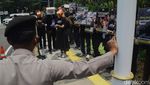 Aksi Teatrikal Desak Restoran Terapkan Kebijakan Bebas Sangkar