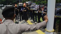 Mereka mengecam restoran yang masih menyajikan ayam yang mengambil dari peternakan dengan kondisi tak layak, dikembangbiakkan dalam jumlah maksimal pada kandang/sangkar kecil dan berdesak-desakan.