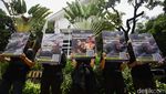 Aksi Teatrikal Desak Restoran Terapkan Kebijakan Bebas Sangkar