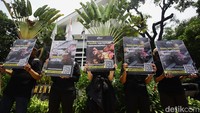 Aktivis yang tergabung dalam Organisasi Perlindungan Satwa Animal Friends Jogja (Animal Friends Jogja) dan Sinergia Animal Indonesia, Act for Farmed Animals melakukan aksi simpatik di Jl Hos Cokroaminoto, Menteng, Jakarta, Kamis (26/9/2024).