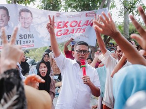 Cagub Andra Soni Kampanye Sekolah Gratis ke Warga di Tangerang, Banten
