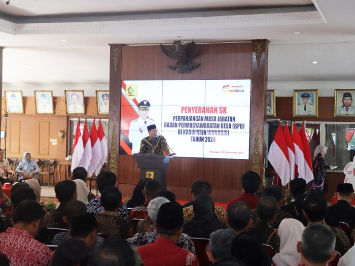 Anggota Badan Permusyawaratan Desa (BPD) se-Kabupaten Wonogiri, Jawa Tengah, menerima SK perpanjangan masa jabatan, Kamis (26/9/2024).