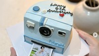 Ulang tahun ke-6 pernikahan Anisa Rahma dan Anandito dirayakan dengan manis. Terlihat ada kue tema kamera polaroid yang menggemaskan sebagai bagian dari perayaan. Foto: Instagram anisarahma_12