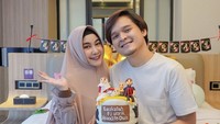 Ulang tahun sang suami juga dirayakan oleh Anisa Rahma. Ada suguhan kue karakter dengan ucapan selamat yang manis. Foto: Instagram anisarahma_12