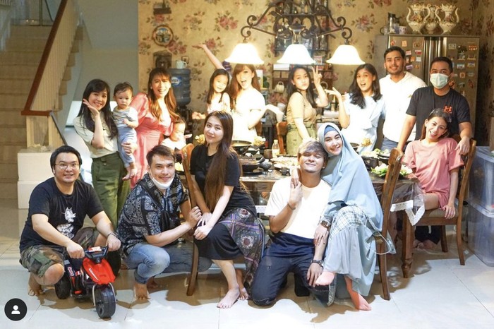 Anisa Rahma Kompak Kulineran Bareng Suami, Ini Potret Manisnya! Anisa Rahma Kompak Kulineran Bareng Suami, Ini Potret Manisnya!