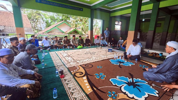 Asep Japar saat mengunjungi Pondok Pesantren At-Taufiq di Desa Tegalega, Kecamatan Cidolog, Kabupaten Sukabumi.