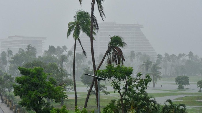 Badai Tropis John Hantam Pesisir Pasifik Meksiko Waves break into restaurants on the beach as Tropical Storm John is on track to become a hurricane again, hurtling back towards communities across the Pacific coast, in Acapulco, Mexico September 25, 2024. REUTERS/Javier Verdin