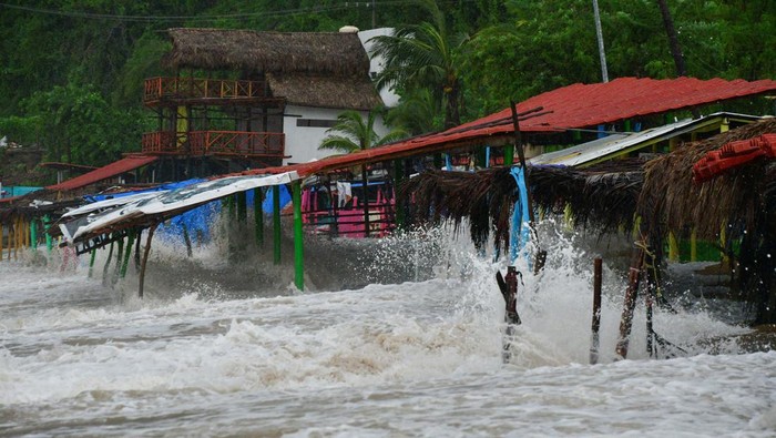 Waves break into restaurants on the beach as Tropical Storm John is on track to become a hurricane again, hurtling back towards communities across the Pacific coast, in Acapulco, Mexico September 25, 2024. REUTERS/Javier Verdin