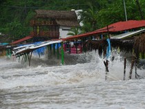 Badai Tropis John Hantam Pesisir Pasifik Meksiko