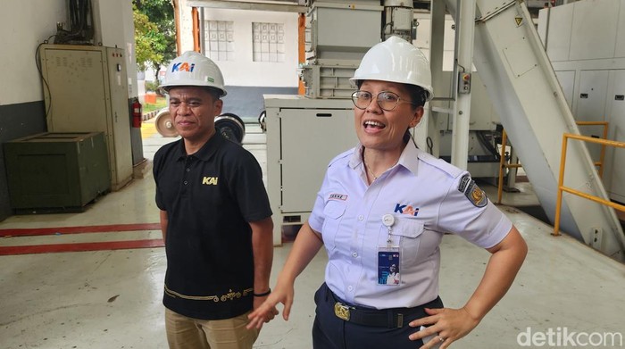 Balai Yasa Manggarai dan Vice President Public Relations KAI Anne Purba