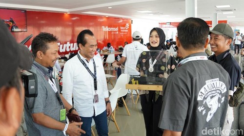 Barang-barang rider MotoGP akan dilelang sebelum dan setelah race, Minggu (29/9/2024) besok. (Ahmad Viqi Wahyu Rizki/detikBali).