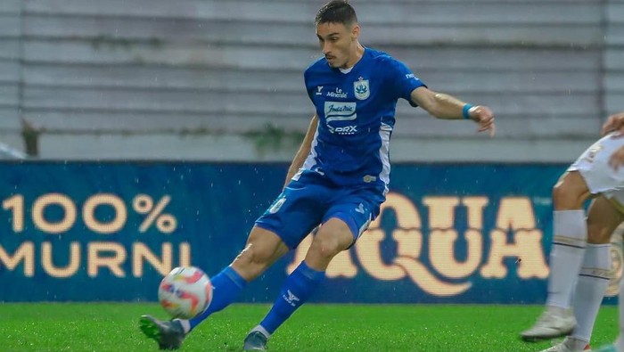 Bek PSIS, Joao Ferrari, saat menghalau serangan Arema, Kamis (26/9/2024).