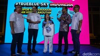 Peluncuran kampanye #TrueBlue-Sky dihadiri oleh Direktur Utama PT Blue Bird Tbk Adrianto Djokosoetono, Chief Marketing Officer PT Blue Bird Tbk Mediko Azwar, dan Plt Direktur Angkutan Jalan Kementerian Perhubungan Muhammad Fahmi.