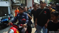 Pramono menuju kawasan Sunter Agung untuk menanyakan keluhan-keluhan yang dialami warga.  