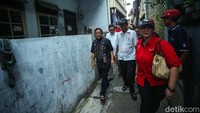 Pramono menyusuri gang sempit untuk menanyakan keluhan-keluhan yang masih dialami warga Sunter Agung.  