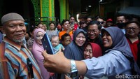 Dalam kesempatan itu Pramono juga menjadi rebutan swafoto warga Sunter Agung.  