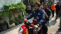 Dengan membonceng motor, Pramono menuju permukiman padat penduduk di Sunter Agung, Jakarta Utara, Kamis (25/9/2024).