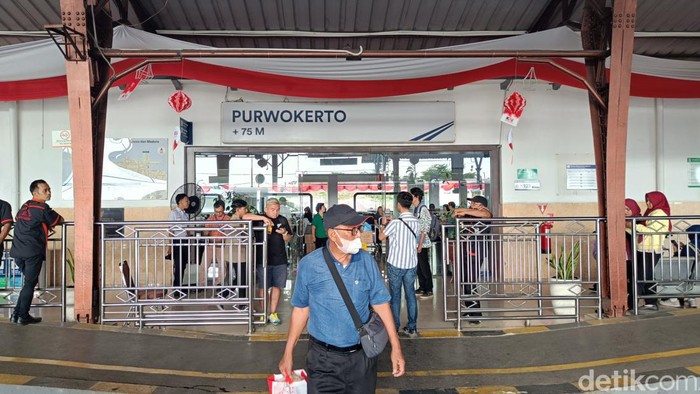 Calon penumpang saat akan menaiki kereta api di Stasiun Purwokerto, Kamis (26/9/2024).