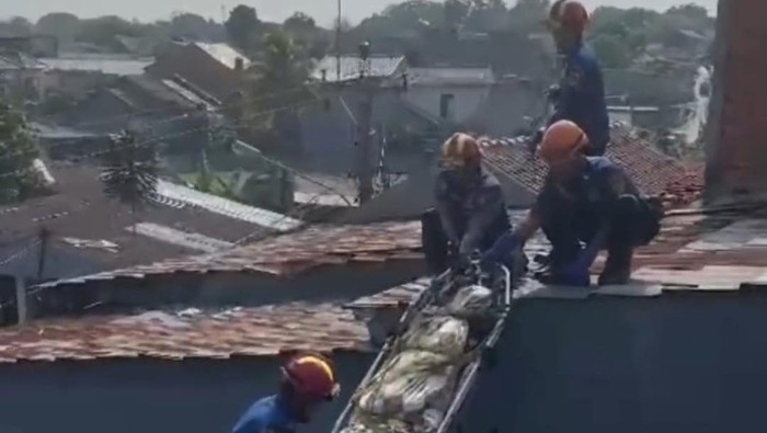 Damkar evakuasi pekerja bangunan tersetrum listrik di Bogor
