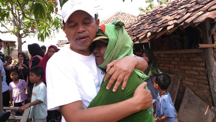 Dedi Mulyadi menemukan warga yang tinggal di kandang kambing saat blusukan ke Indramayu