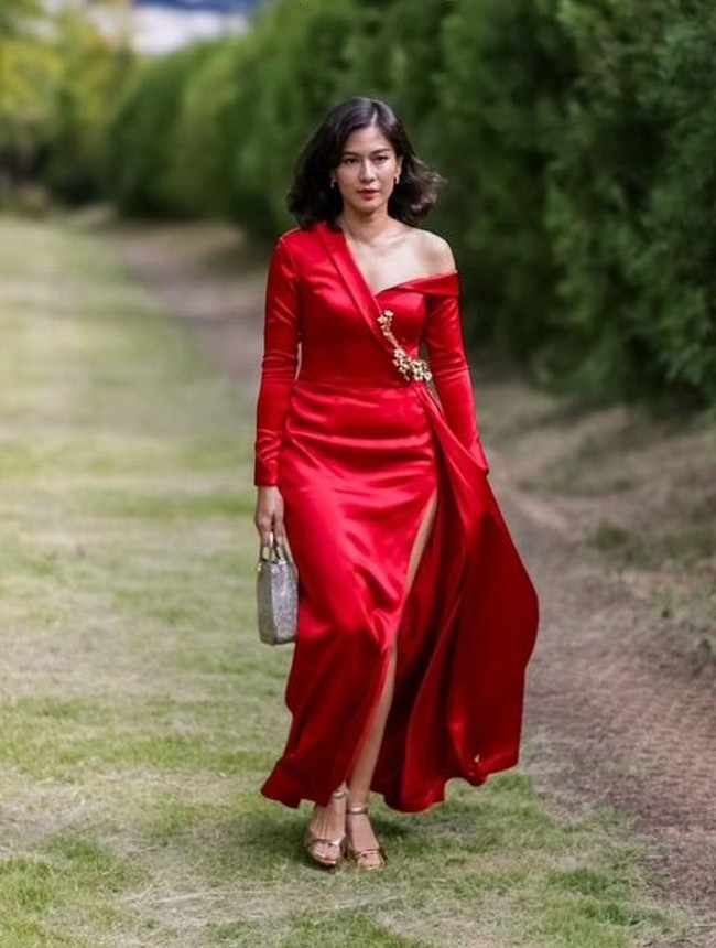 Gaun dipermanis dengan aksesori emas yang disematkan di bagian torso hingga pinggang. Aksen lipit juga mempercantik tampilan gaun. Foto: Instagram @therealdisastr