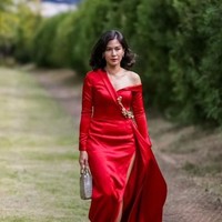 Gaun dipermanis dengan aksesori emas yang disematkan di bagian torso hingga pinggang. Aksen lipit juga mempercantik tampilan gaun. Foto: Instagram @therealdisastr