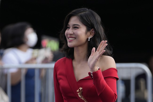 Wanita 42 tahun ini memilih tatanan rambut simpel. Rambut model long-bob dibiarkan tergerai dengan sedikit gelombang natural. Wajah ibu dua anak ini juga dirias sapuan makeup tipis bernuansa plum.  Foto: AP/Lee Jin-man