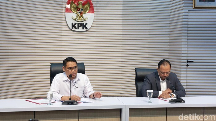 Dirdik KPK Asep Guntur Rahayu (kiri) dan Jubir KPK Tessa Mahardhika (kanan) saat jumpa pers di Gedung KPK.