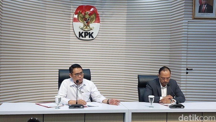 Dirdik KPK Asep Guntur Rahayu (kiri) dan Jubir KPK Tessa Mahardhika (kanan) saat jumpa pers di Gedung KPK.