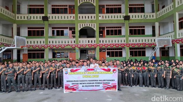Direktorat Narkoba Polda Riau menggelar sosialisasi bahaya narkoba dan Pilkada Damai 2024 di SMK Taruna Satria, Pekanbaru. (Raja Adil Siregar/detikSumut)