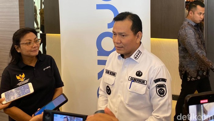 Direktur Eksekutif Manajemen Pelaksana Program Kartu Prakerja Denni Puspa Purbasari (kiri) dan Pj Gubernur Sumsel Elen Setiadi.