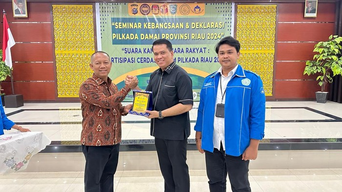 Direktur Intelkam Polda Riau, rektor dan BEM UIR (Foto: Dok Humas Polda Riau)