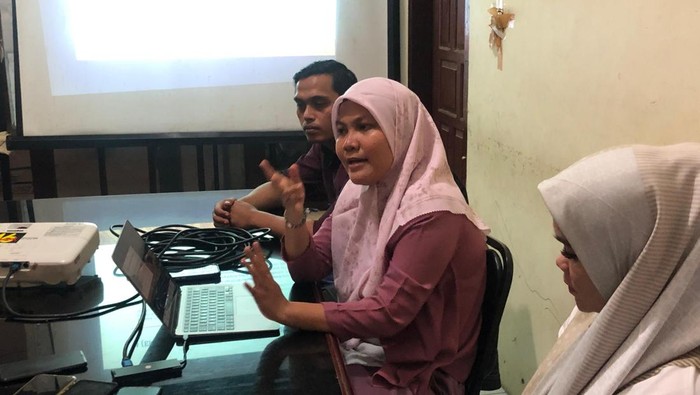 Direktur LBH Padang Indira Suryani (tengah) saat menanggapi hasil ekshumasi dan autopsi. (M. Afdal Afrianto/detikSumut)