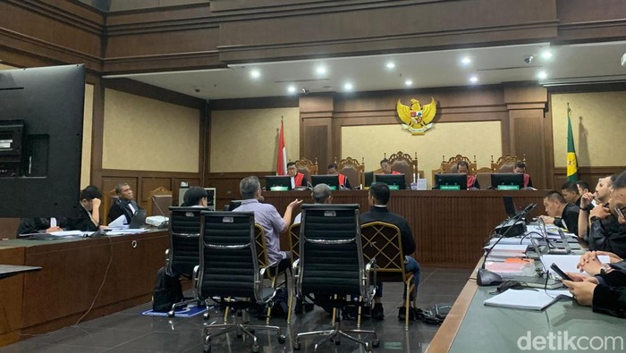 Eks Direktur Keuangan PT Timah Tbk, Emil Ermindra jadi saksi kasus dugaan korupsi pengelolaan timah. (Mulia/detikcom)
